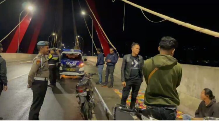 Patroli Presisi Malam Minggu Polres Samosir, Tegur Pedagang di Jembatan Tano Ponggol