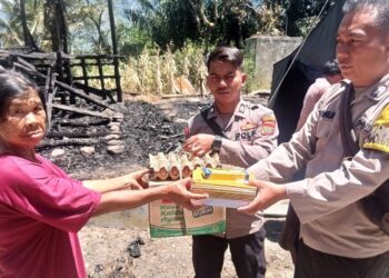 Peduli Terhadap Masyarakat, Personil Polsek Palipi Serahkan Tali Asih Kepada Keluarga Korban Musibah