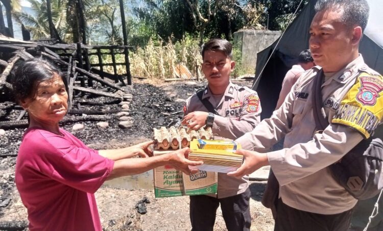 Peduli Terhadap Masyarakat, Personil Polsek Palipi Serahkan Tali Asih Kepada Keluarga Korban Musibah