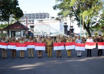 Jelang HUT RI ke 79, Pemkab Banyumas Bagikan Ribuan Bendera Merah Putih