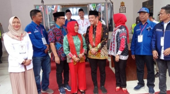 Hepy-Efsi Resmi Daftarkan Diri ke KPUD Kota Pagar Alam Untuk Bertarung Pilwako Pagar Alam