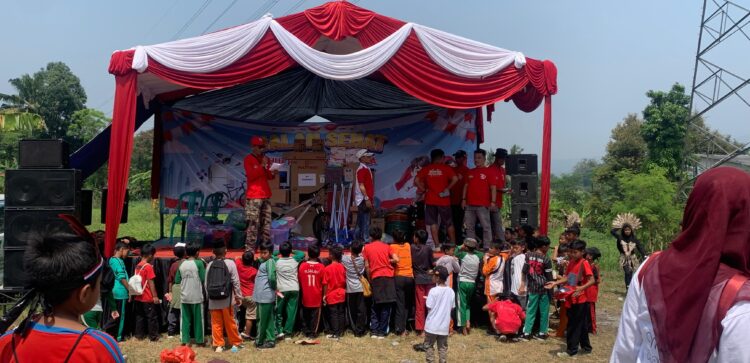 Desa Lemah Duhur mengadakan jalan sehat dalam memeriahkan HUT RI ke-79