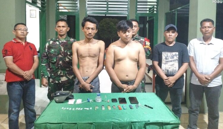 ” GEMPUR ” Peredaran Narkoba, Dua Pria Diduga Pengedar Narkoba di Ringkus Koramil 0321-05/ RM Kodim 0321/Rohil
