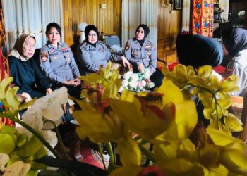 Dalam Rangka Hari Jadi Polwan ke 76, Sekitar 6 Polwan Arosuka Solok Lakukan Anjang Sana Kunjungi Purnawirawan Kompol   Dewi  Sartika di Nagari Selayo Rumah Gadang Selayo