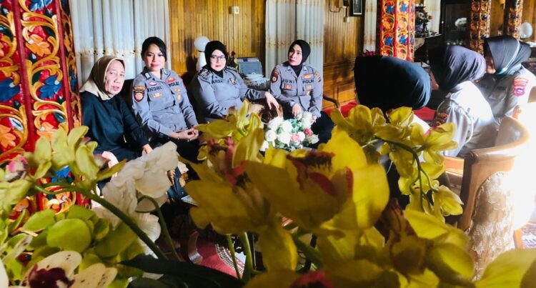 Dalam Rangka Hari Jadi Polwan ke 76, Sekitar 6 Polwan Arosuka Solok Lakukan Anjang Sana Kunjungi Purnawirawan Kompol Dewi Sartika di Nagari Selayo Rumah Gadang Selayo