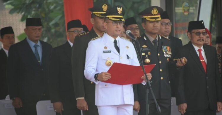 PJ Bupati Hanung Pimpin Upacara HUT RI di Alun-alun Purwokerto