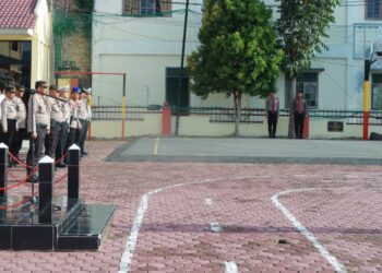 Personil Berdasi Merah Polres Samosir Menjadi Petugas Apel Jam Pimpinan