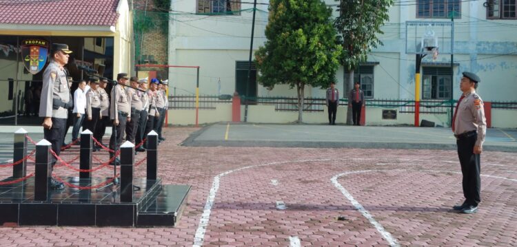 Personil Berdasi Merah Polres Samosir Menjadi Petugas Apel Jam Pimpinan