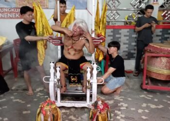 Menghormati Arwah Leluhur SHIN SHE  BUI SANG Memperingati  Ulang Tahun  DAYAK SUNGKUNG IBAN NENEK