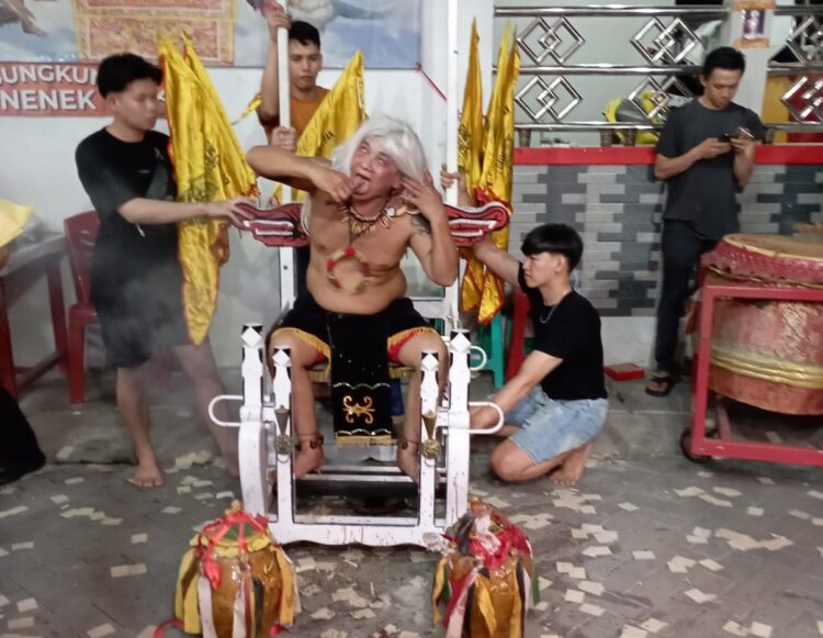 Menghormati Arwah Leluhur SHIN SHE  BUI SANG Memperingati  Ulang Tahun  DAYAK SUNGKUNG IBAN NENEK