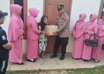 Implementasikan Commander Wish Kapolda Jateng, Polsek Karanganyar Gelar Baksos