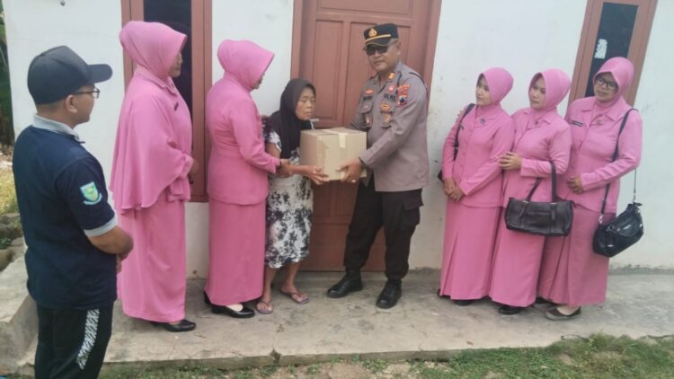 Implementasikan Commander Wish Kapolda Jateng, Polsek Karanganyar Gelar Baksos