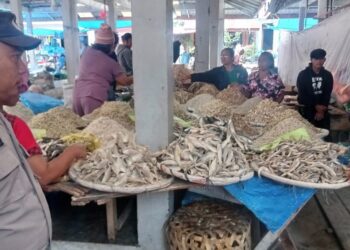 Koramil dan Polsek Palipi, Berjalan Kaki Mengelilingi Pasar Tradisional Mogang Untuk Ciptakan Keamanan