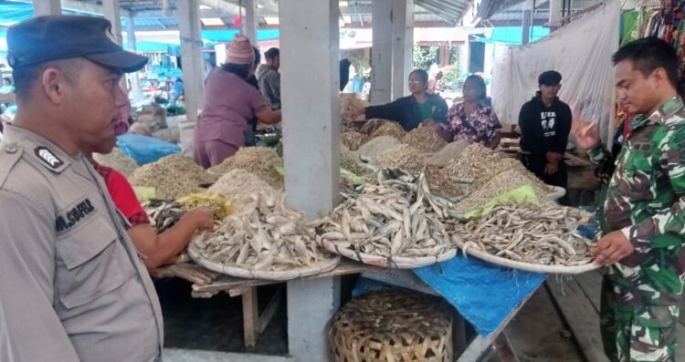 Koramil dan Polsek Palipi, Berjalan Kaki Mengelilingi Pasar Tradisional Mogang Untuk Ciptakan Keamanan