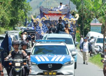 Polres Samosir dan Polsek Jajaran, Pengamanan serta Pengawalan Pendaftaran Paslon Kada Vandiko dan Ariston  ke KPU Kab.Samosir