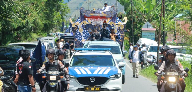 Polres Samosir dan Polsek Jajaran, Pengamanan serta Pengawalan Pendaftaran Paslon Kada Vandiko dan Ariston  ke KPU Kab.Samosir