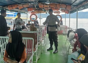 Pelayanan Prima Sat Polair Polres Samosir di Pelabuhan Kapal Kec. Simanindo