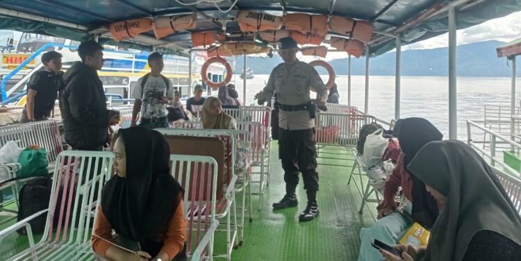 Pelayanan Prima Sat Polair Polres Samosir di Pelabuhan Kapal Kec. Simanindo