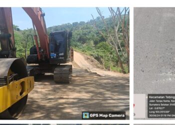 Miris’ Excavator Melintas,Jalan Aspal Jadi Rusak dan  Megelupas, Siapa Yang Membeckinggi Dibelakang???