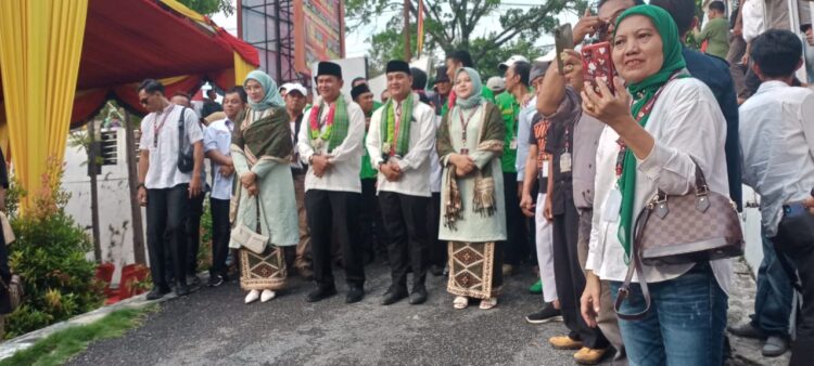 Pilkada 2024, Ribuan Waga Kota Solok Arak Nopi Candra dan Leo Murphi Daftar ke KPUD Kota Solok