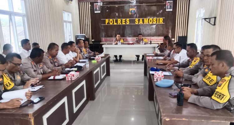 Kapolres Samosir Tanggapi Perkembangan Situasi Kinerja Satuan Fungsi Polres Samosir dalam Anev Mingguan