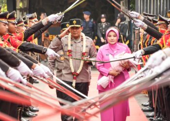 Tradisi Pedang Pora Warnai Penyambutan Kapolda Jateng; Semangat Baru Dalam Melayani Masyarakat