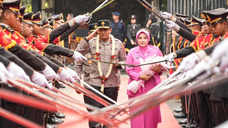 Tradisi Pedang Pora Warnai Penyambutan Kapolda Jateng; Semangat Baru Dalam Melayani Masyarakat