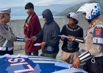 Hiraukan Rambu, Marka Jalan Pengendara Truk Sadar Akan Kesalahannya