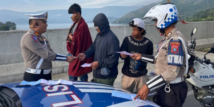 Hiraukan Rambu, Marka Jalan Pengendara Truk Sadar Akan Kesalahannya