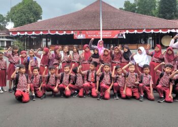 Siswa SD Negeri 2 Sidabowa Belajar Sejarah Pendopo Si Panji Purwokerto