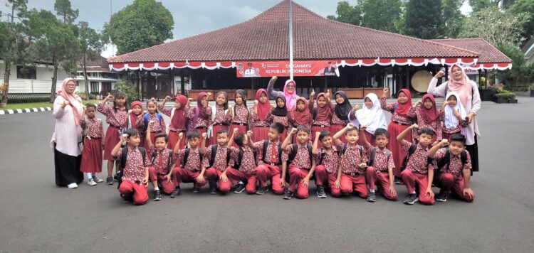 Siswa SD Negeri 2 Sidabowa Belajar Sejarah Pendopo Si Panji Purwokerto