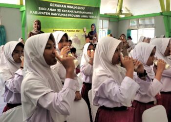 Ribuan Siswa SD/MI di Banyumas Ikuti Uji Coba Minum Susu Gratis
