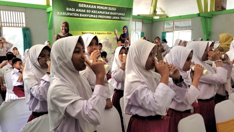 Ribuan Siswa SD/MI di Banyumas Ikuti Uji Coba Minum Susu Gratis