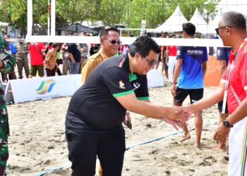 Pertandingan Voli Pantai PON XXI ACEH-SUMUT Dimulai, Bupati Samosir Lakukan Servis Perdana