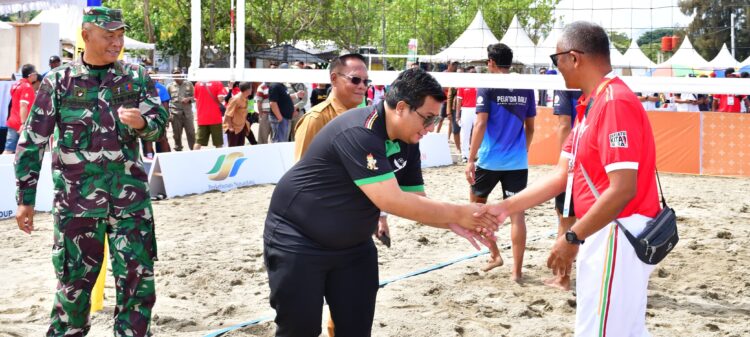 Pertandingan Voli Pantai PON XXI ACEH-SUMUT Dimulai, Bupati Samosir Lakukan Servis Perdana