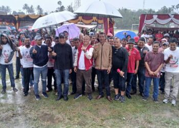 “Diguyur Hujan; Satika Simamora Semangati Ribuan Pendukung, Pelantikan Tim Pemenenagan Kecamatan Garoga