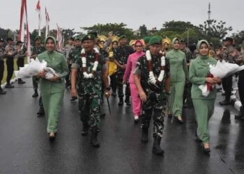 Danrem 031/Wira Bima yang baru dan yang lama di Sambut dan di Lepas oleh Kapolda Riau dengan Tradisi Pedang Pora