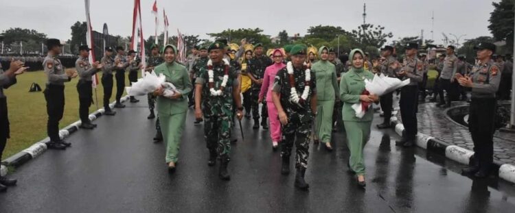 Danrem 031/Wira Bima yang baru dan yang lama di Sambut dan di Lepas oleh Kapolda Riau dengan Tradisi Pedang Pora
