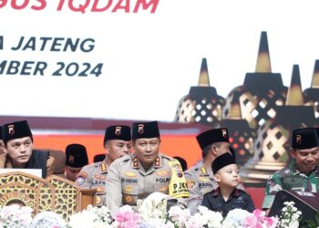 Gus Iqdam Bersholawat Bersama Di Polda Jateng, Warga Jawa Tengah Berharap Pilkada Penuh Berkah