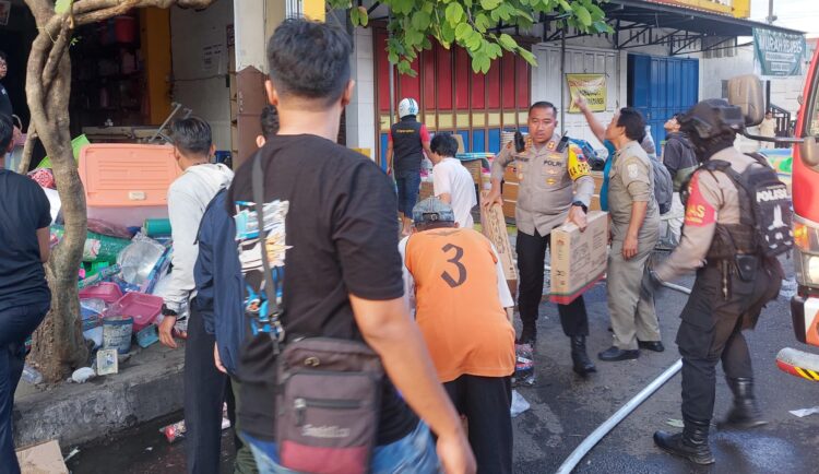 Sigap, Kapolres Purbalingga Bantu Evakuasi Barang di Lokasi Kebakaran Toko