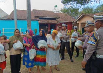 Satlantas Polres PurbaIingga Salurkan Bantuan Air Bersih dan Sayuran di Desa Mergasana