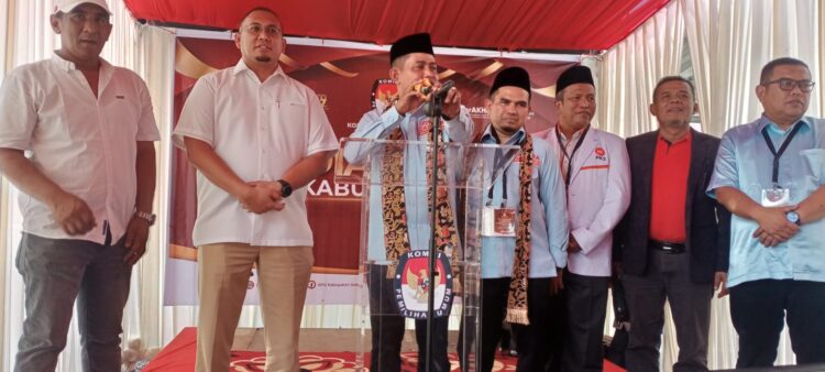 Bacalon Bupati dan Wakil Bupati Solok Yaitu Jfp – Chandra,  Paslon Pertama Mendaftar di KPU Kabupaten Solok, Diantar Ribuan Massa dan Andre Rosiade anggota DPR RI