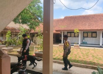Anjing Pelacak Polres Purbalingga Rutin Lakukan Sterilisasi Pastikan Keamanan Kantor KPU dan Bawaslu