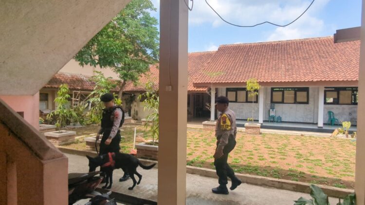 Anjing Pelacak Polres Purbalingga Rutin Lakukan Sterilisasi Pastikan Keamanan Kantor KPU dan Bawaslu