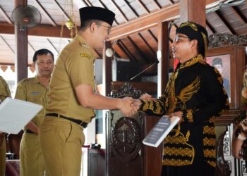 Dinporabudpar Berikan Bantuan Untuk Grup Kesenian