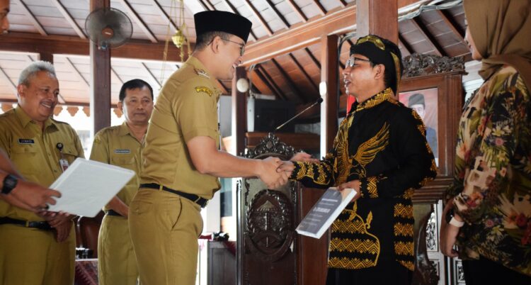 Dinporabudpar Berikan Bantuan Untuk Grup Kesenian