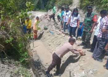 Bhabinkamtibmas Desa Harian Kec. Onanrunggu Kab.Samosri, Lakukan Peletakan Batu Pertama Pembangunan Saluran Air