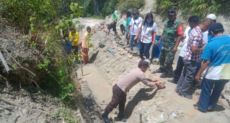 Bhabinkamtibmas Desa Harian Kec. Onanrunggu Kab.Samosri, Lakukan Peletakan Batu Pertama Pembangunan Saluran Air