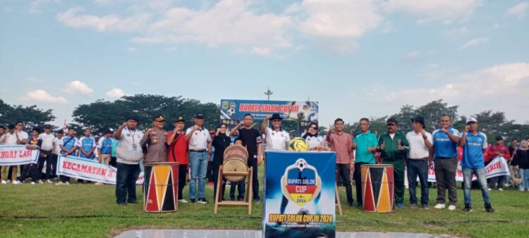 Bupati Solok Resmi Buka Turnamen Sepak Bola Bupati Solok Cup lll tahun 2024 ke 3 di GOR Batu Batupang Koto Baru Kecamatan Kubung