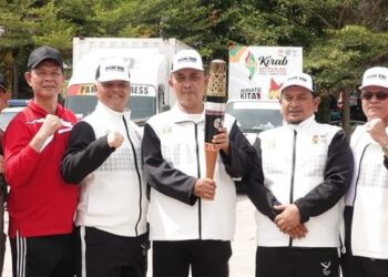 Ribuan Masyarakat dan Pelajar Manyambut Kehadiran Kirab Obor Api PON XXI Aceh-Sumut 2024 Tiba di Kabupaten Padang Lawas Utara